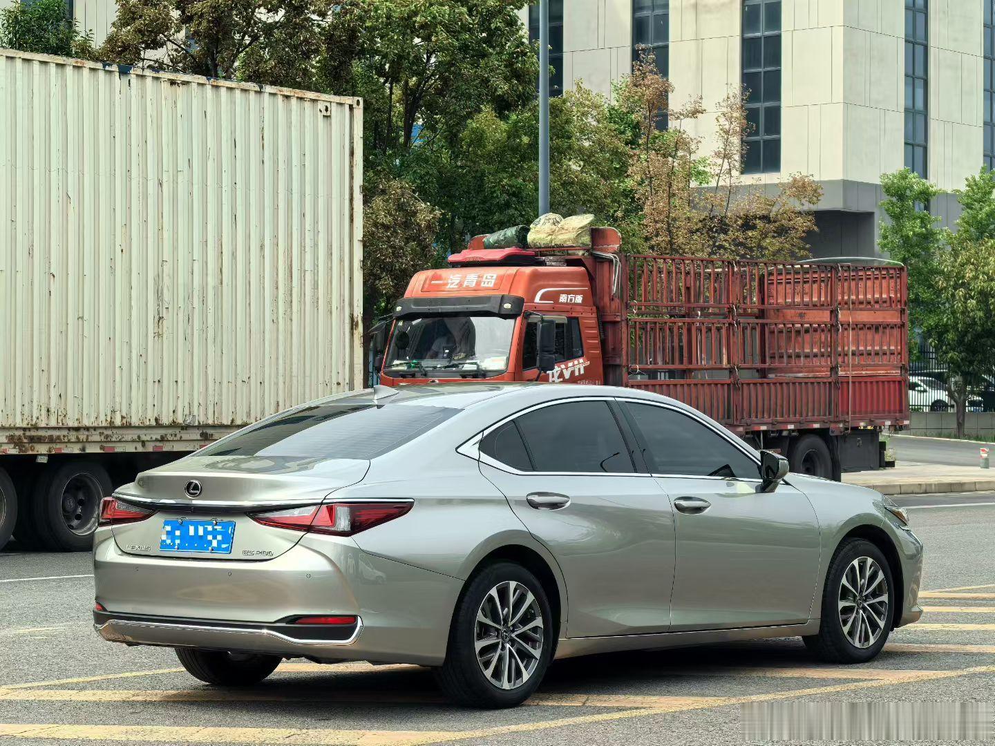 最新车源：雷克萨斯ES2022款ES200卓越版​22年上户，3.3万公里，两处补漆，0出险一手车#