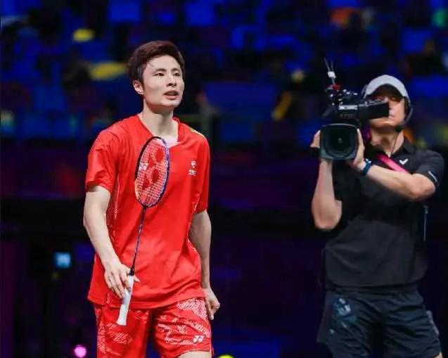 羽毛球快讯印尼羽毛球公开赛头号种子石宇奇以21比11，20比22，21比15