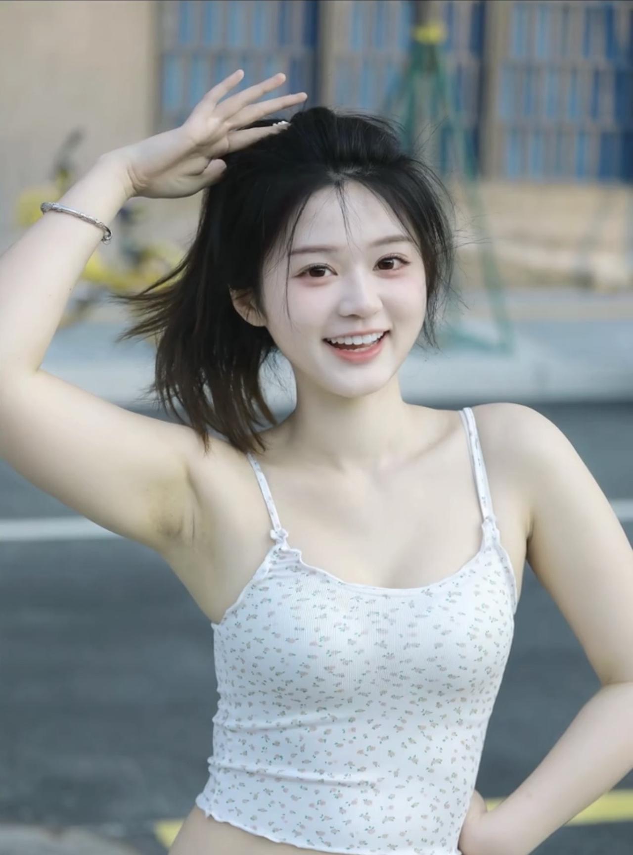 夏日的小妹蝉鸣在柏油路的褶皱里流淌，小妹的笑，是冒泡的汽水，晃碎了七月的光
