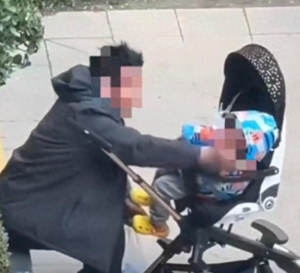 河南郑州，一男子推着婴儿车在一小区里休息，趁着四下无人，男子竟掌掴婴儿，推车里的