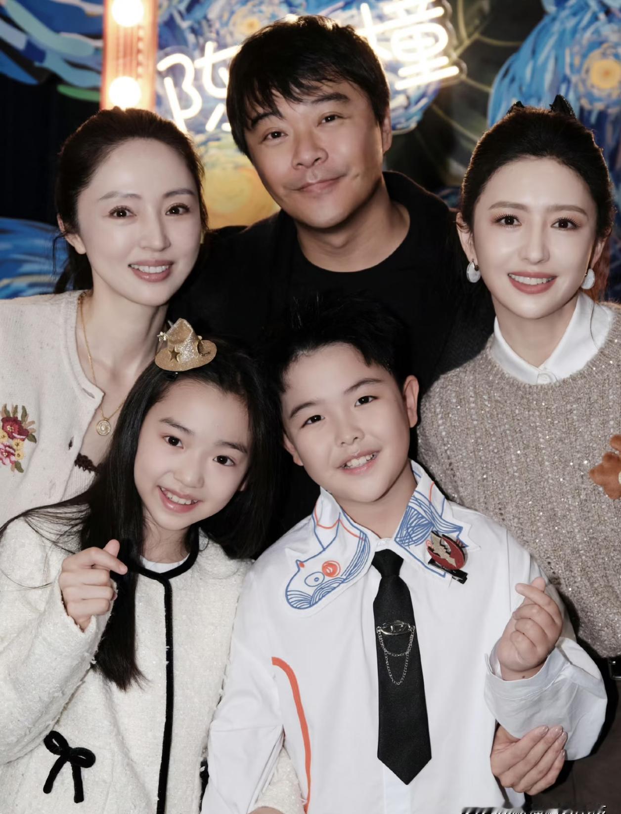 最体面的离婚现场，藏着最残忍的视觉提示。你盯着那张合影：陈思诚的头偏过去，董璇