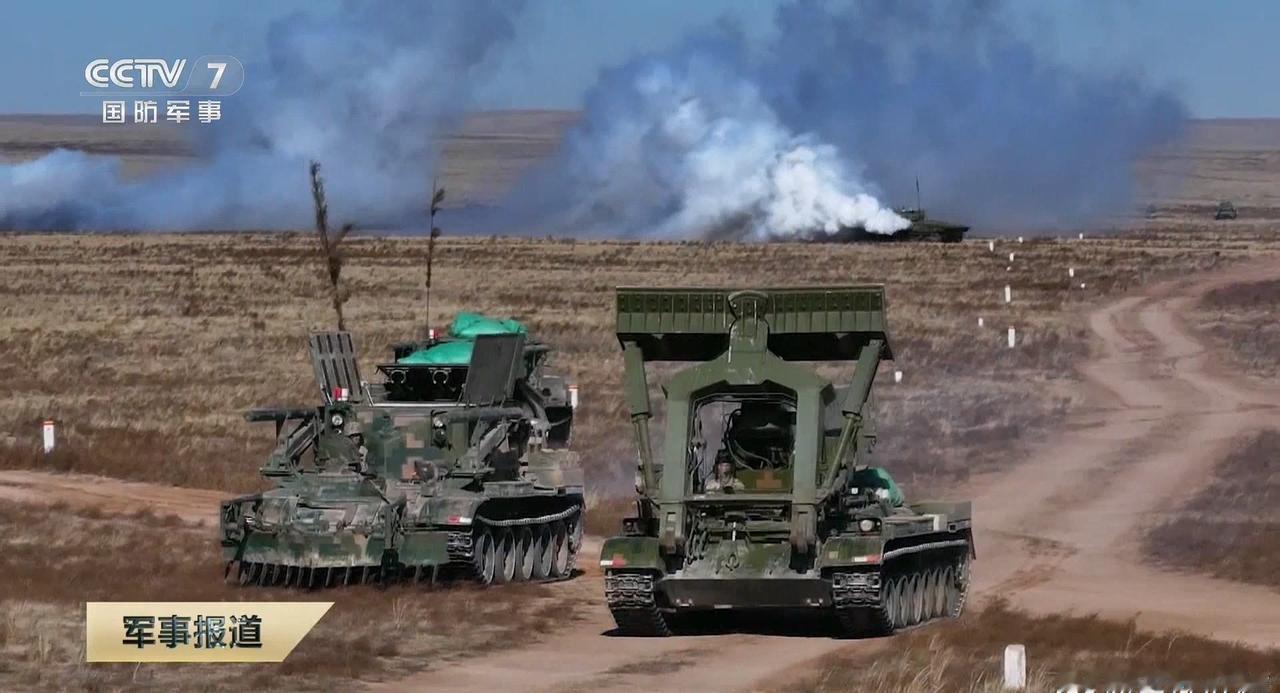 第78集团军白老虎连实战训练画面，机器狗在前方探路排爆，步战车在后面负责掩护现