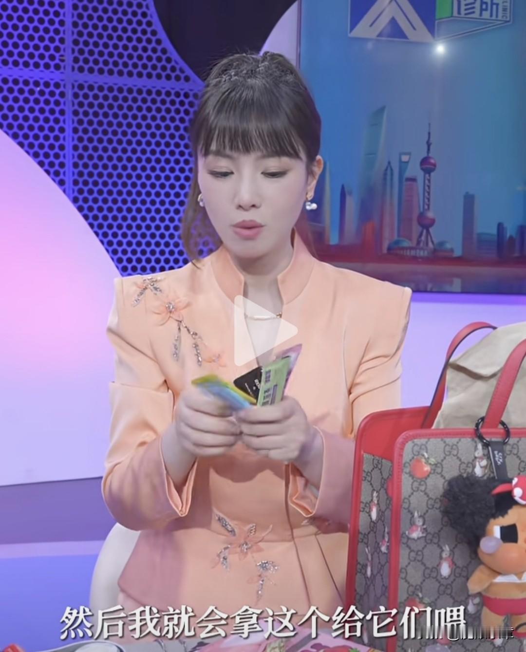 主持人万蒂妮的一个举动，暴露了她的内心底色。在上海台万蒂妮近期分享的视频中，她