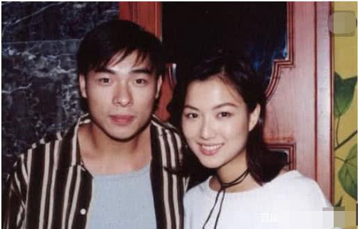 先后郑秀文这个珠玉老婆在前，后有漂亮红颜知己黄心颖在后，说许志安对韩红这位拜