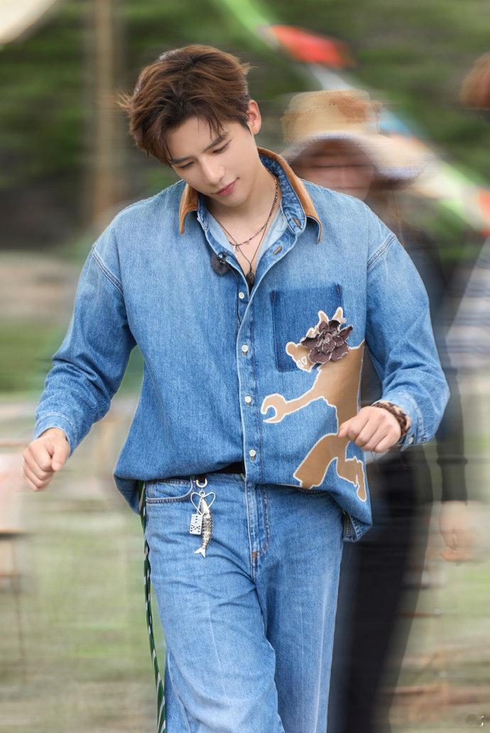 谁能想到平时清爽帅气的王安宇，遇见美食瞬间变身干饭王！全程专注埋头苦吃，连生菜叶