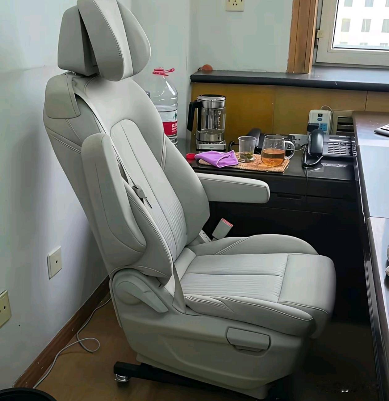 这椅子坐着应该比电竞椅还舒服吧