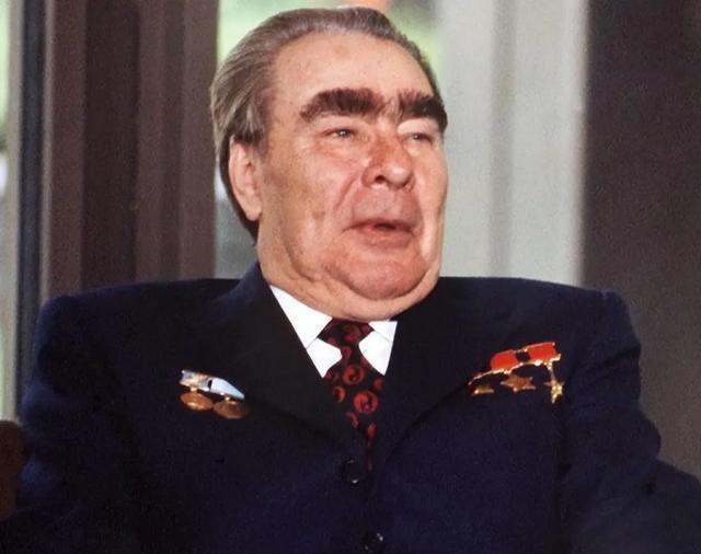 上世纪八十年代末，苏联已深陷体制僵化、经济停滞、民生困顿的泥潭。勃列日涅夫时代积