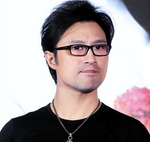 2005年，葛荟婕被汪峰赶出家门，她苦苦哀求汪峰：“我好歹给你生了个孩子，你多少