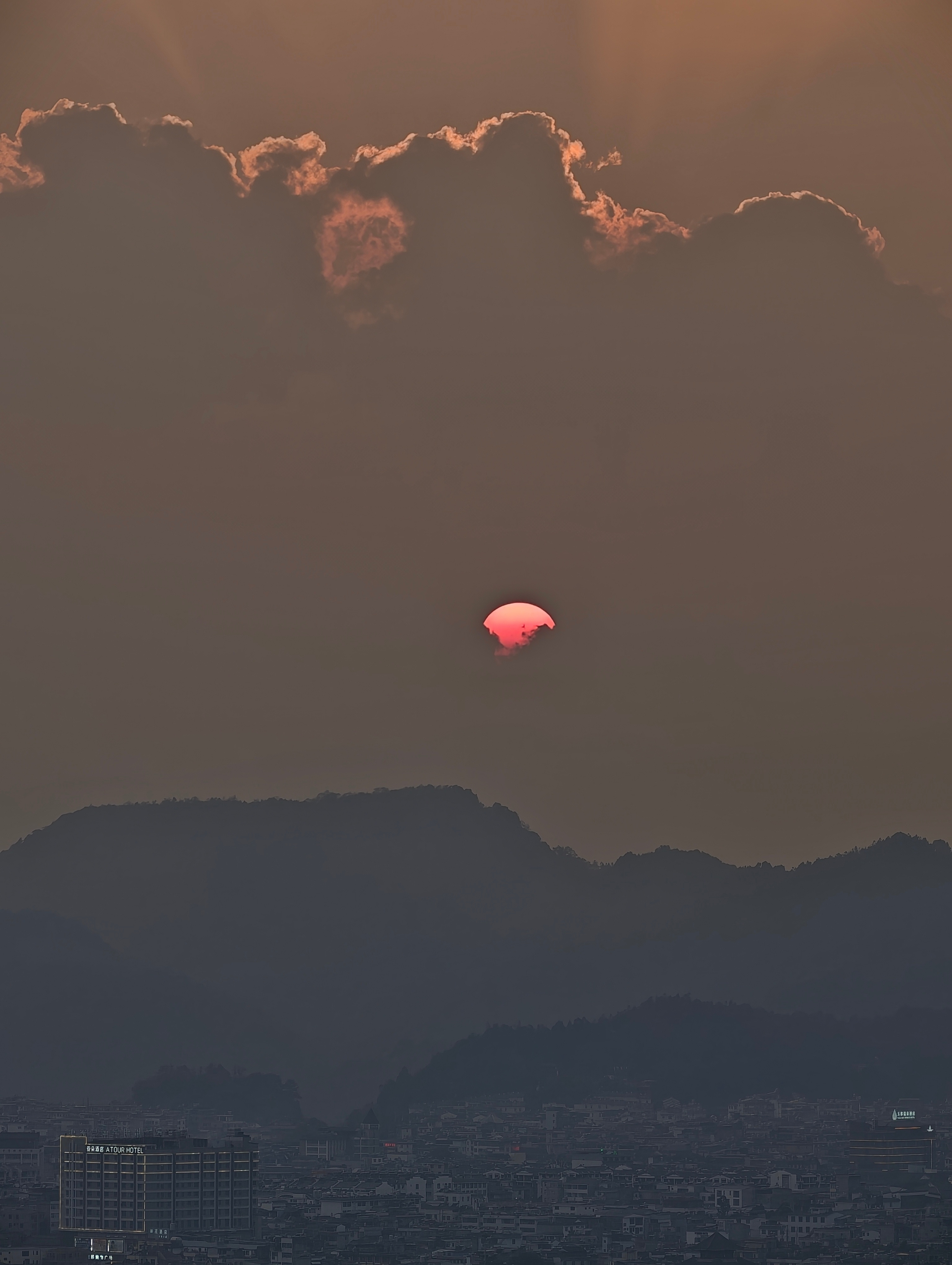 上周Walkin一家神奇的民宿，看了一场短暂但是壮观的日落。老板以前在华强北倒