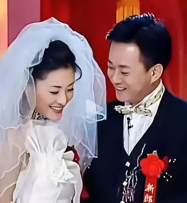 周涛穿婚纱的照片太美了，妩媚动人，清冷爽朗，自然微笑露牙笑时美，低头含羞时又有些