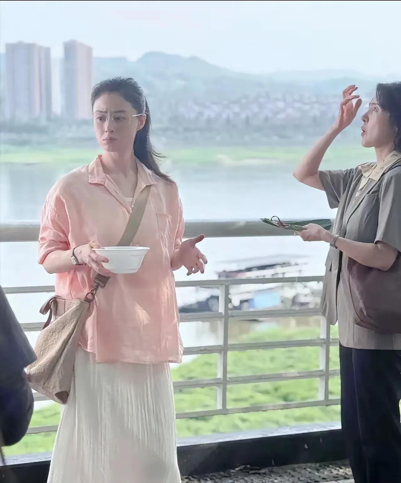 蒋欣这是又瘦了吧？看起来都瘦得让人有点儿心疼了，这还是那些年一直被嘲“虎背熊