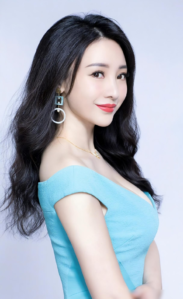 柳岩绷不住了：导演找她拍戏，第一件事还是让她脱。她说自己最崩溃的不是穿性感衣服，是对方那种理所当然的