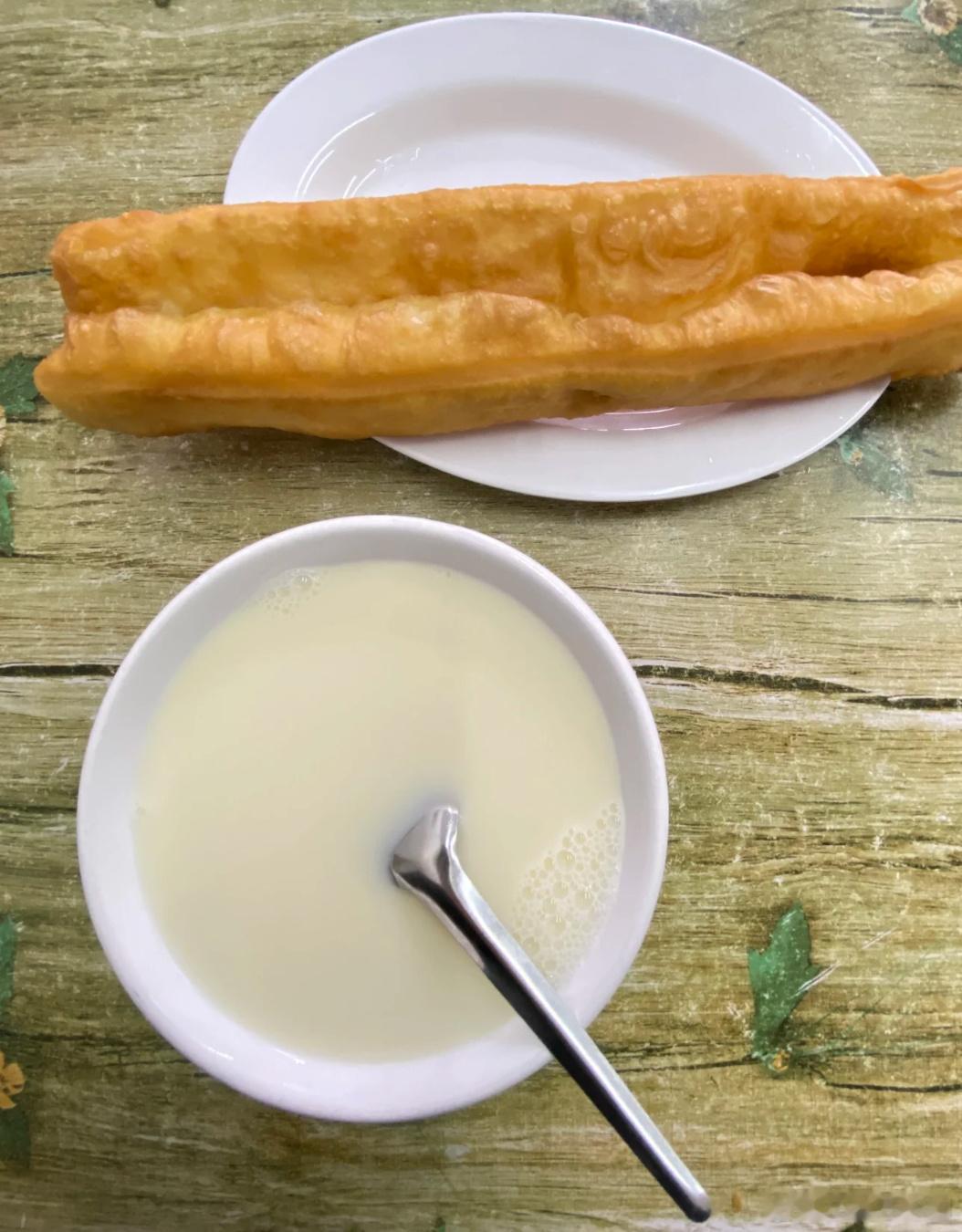 我今天的早餐:中式软炸法棍配植物蛋白浓汤