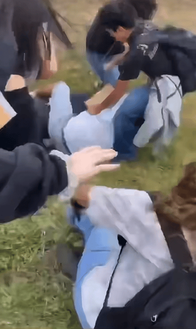 美国学生在逃课反ice活动中袭击一名老师，所有学生围攻一名白人男老师，把老师推倒