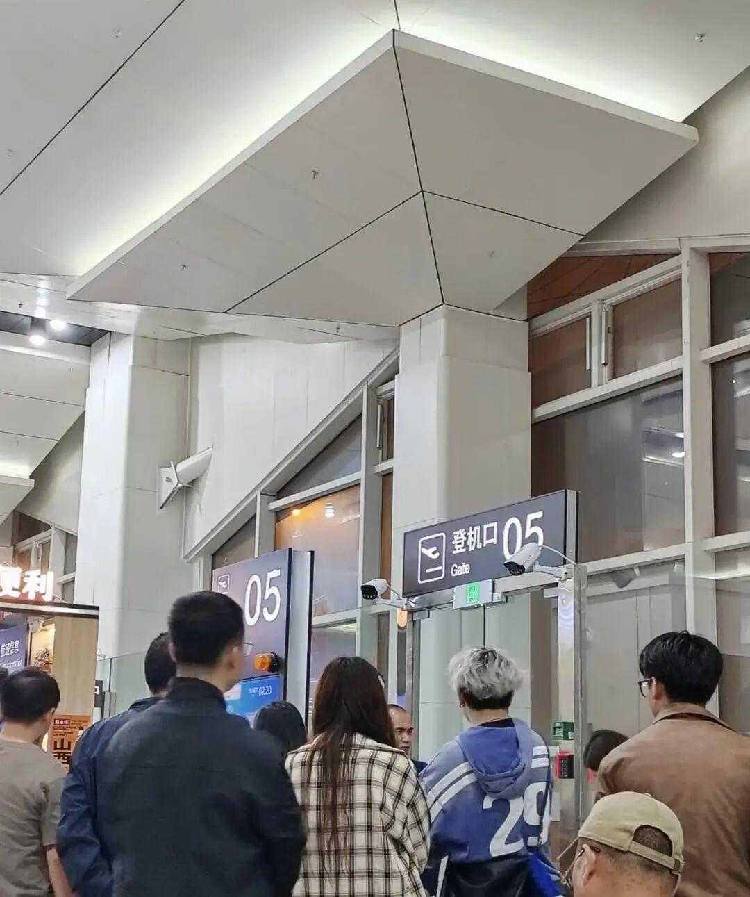 【东海航空“拆东补西”，百名旅客寒夜滞留5小时：200元补偿谁能接受？】国庆