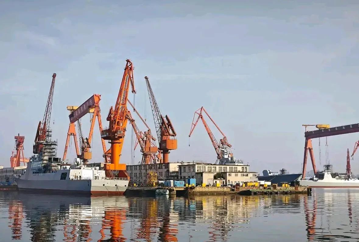 从2024年底到现在，中国海军052D驱逐舰的最新改进型，已经入列服役了5艘。