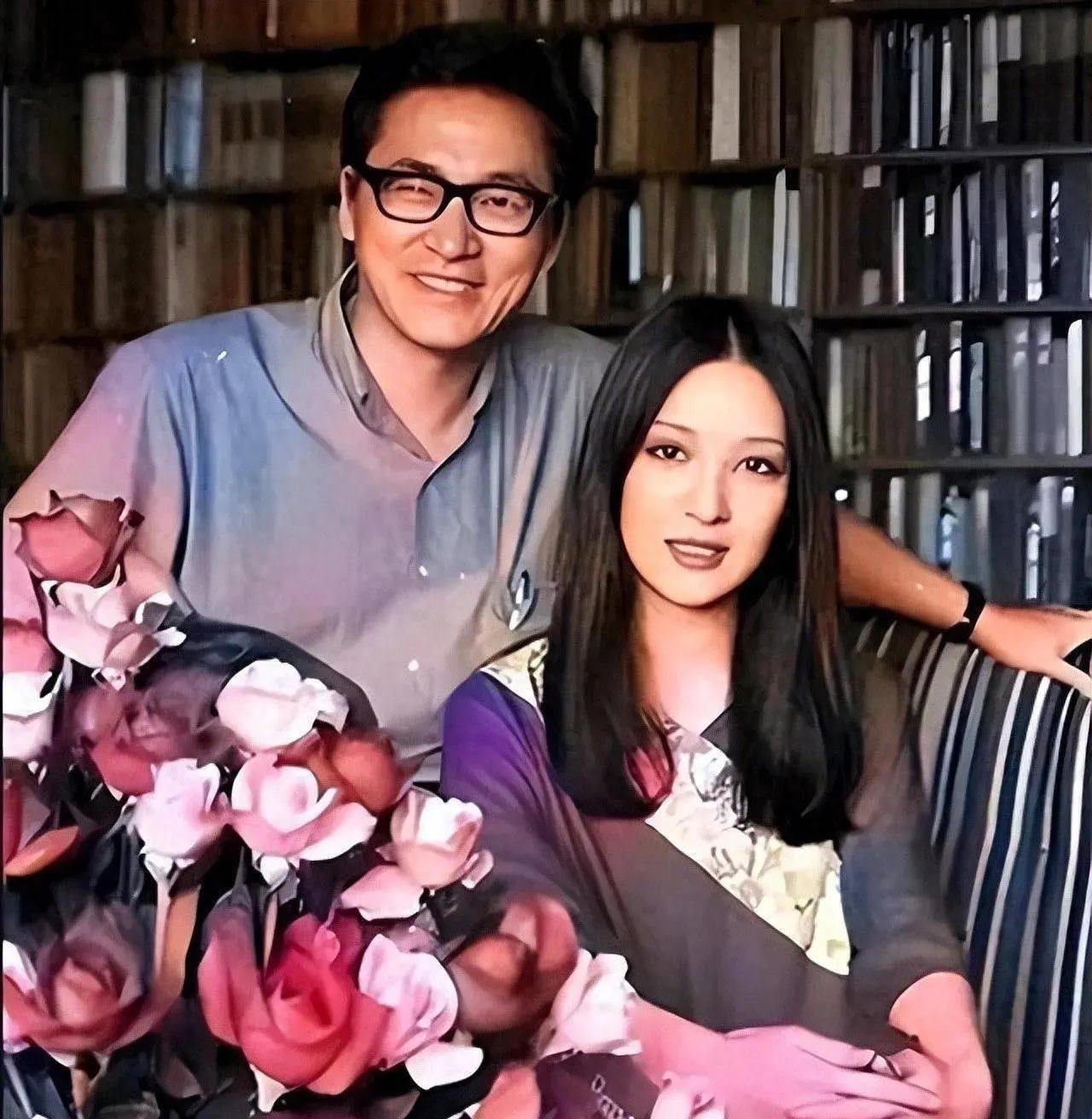 当年，李敖为了娶胡茵梦，给了前女友210万台币作为补偿，打发刘会云去美国读书。事