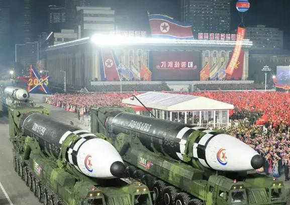 很多人会问美国敢不敢打朝鲜？先上结论，几乎不敢！因为朝鲜不是伊朗，伊朗最多打打