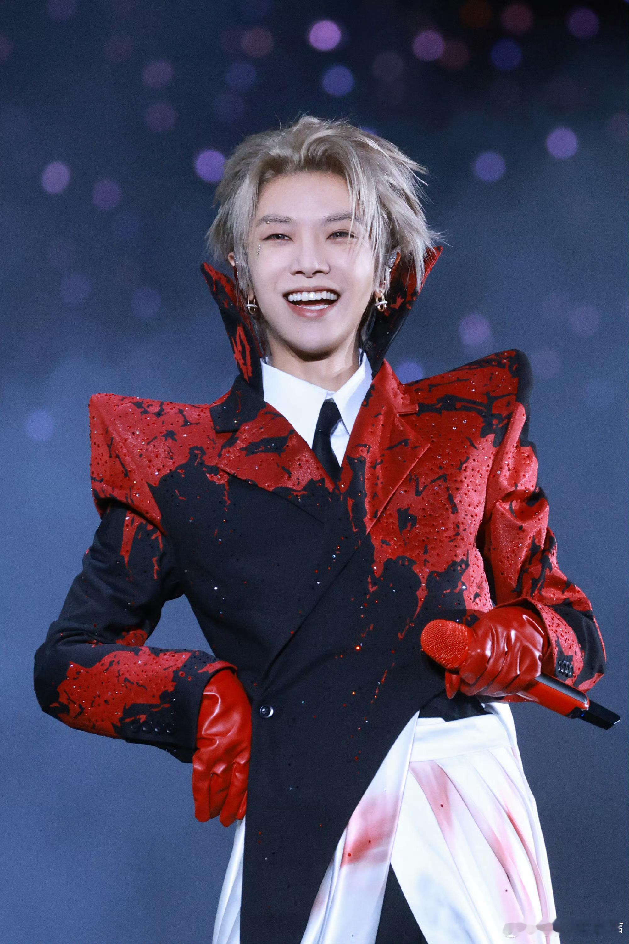 华晨宇顶流梯队常青树山顶望去全是密密麻麻的人，这人气和号召力真不是盖的！华晨宇山