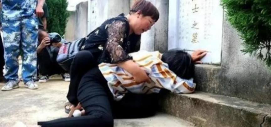 1984年，新婚三天的丈夫，上前线打仗不幸牺牲。不料，她的妻子却立马改嫁给了他的