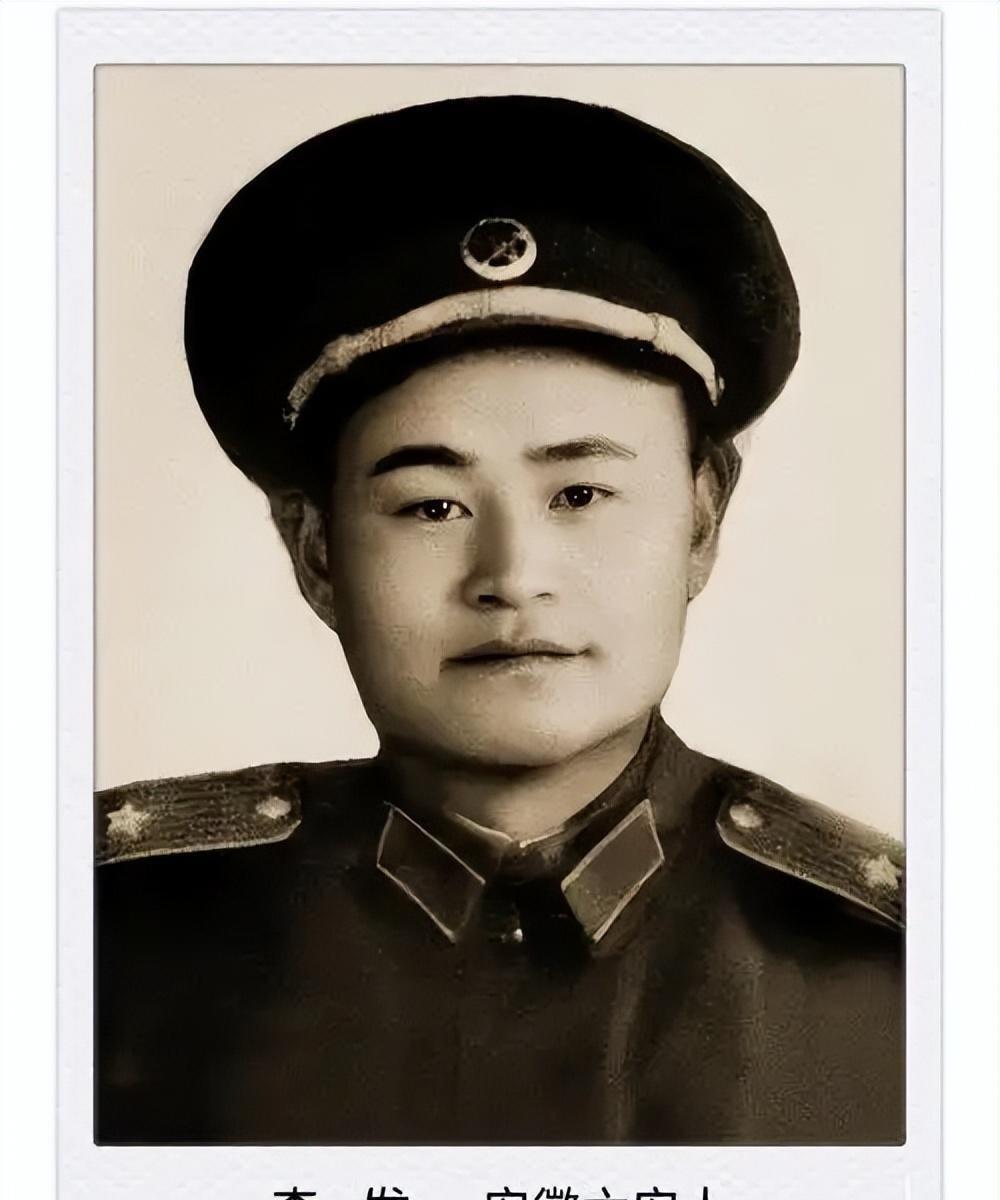 1957年，一位警卫员掏出手枪，对准正在开会的李发少将连续开了三枪，倒在血泊中李