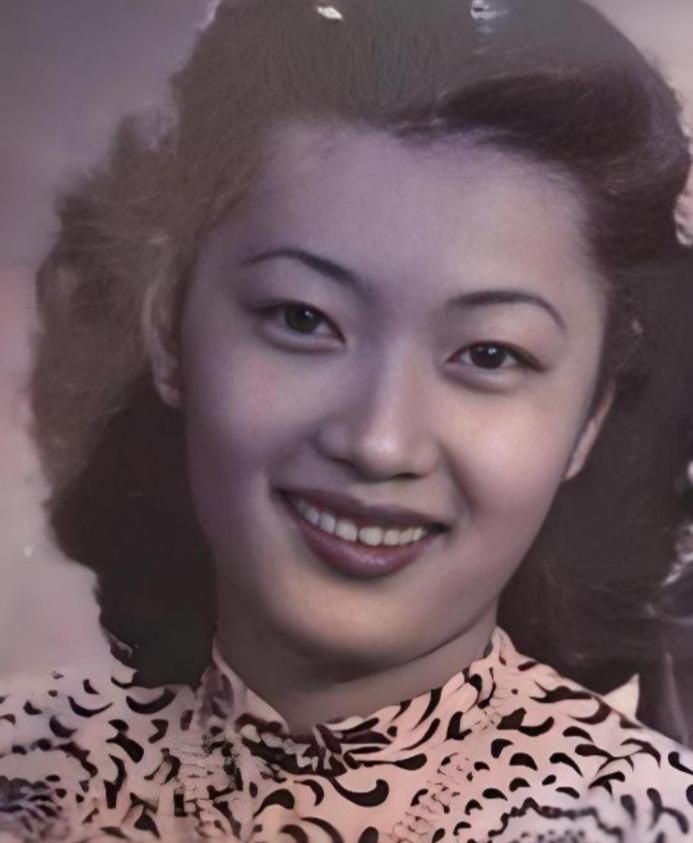 1946年，孔祥熙女儿逛公园遭军阀公子街头调戏，她立即举枪便射，两人互射十几发，