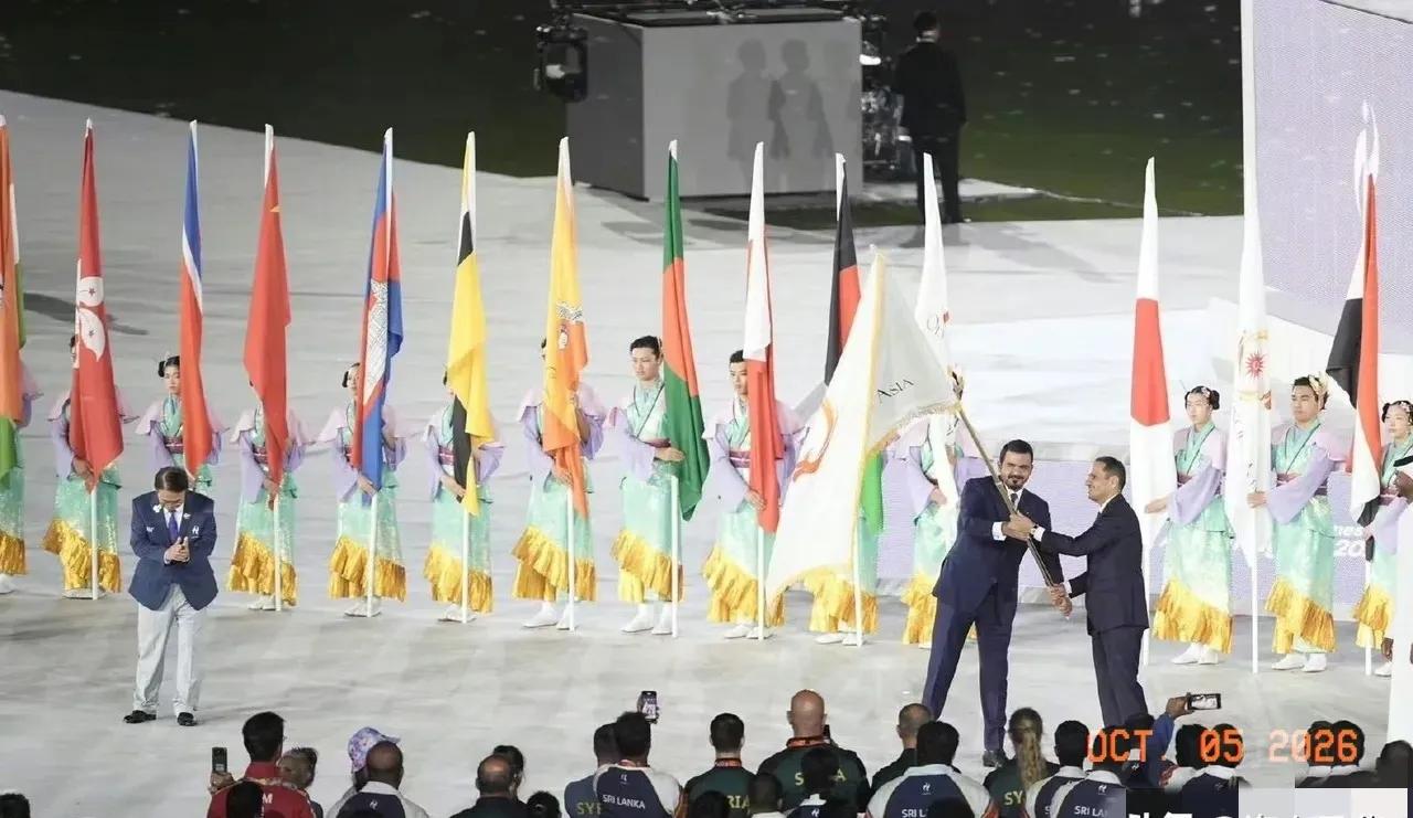 日本代表团尴尬了在亚运会闭幕式交接亚奥理事会会旗后，有不少网友从转播画面里
