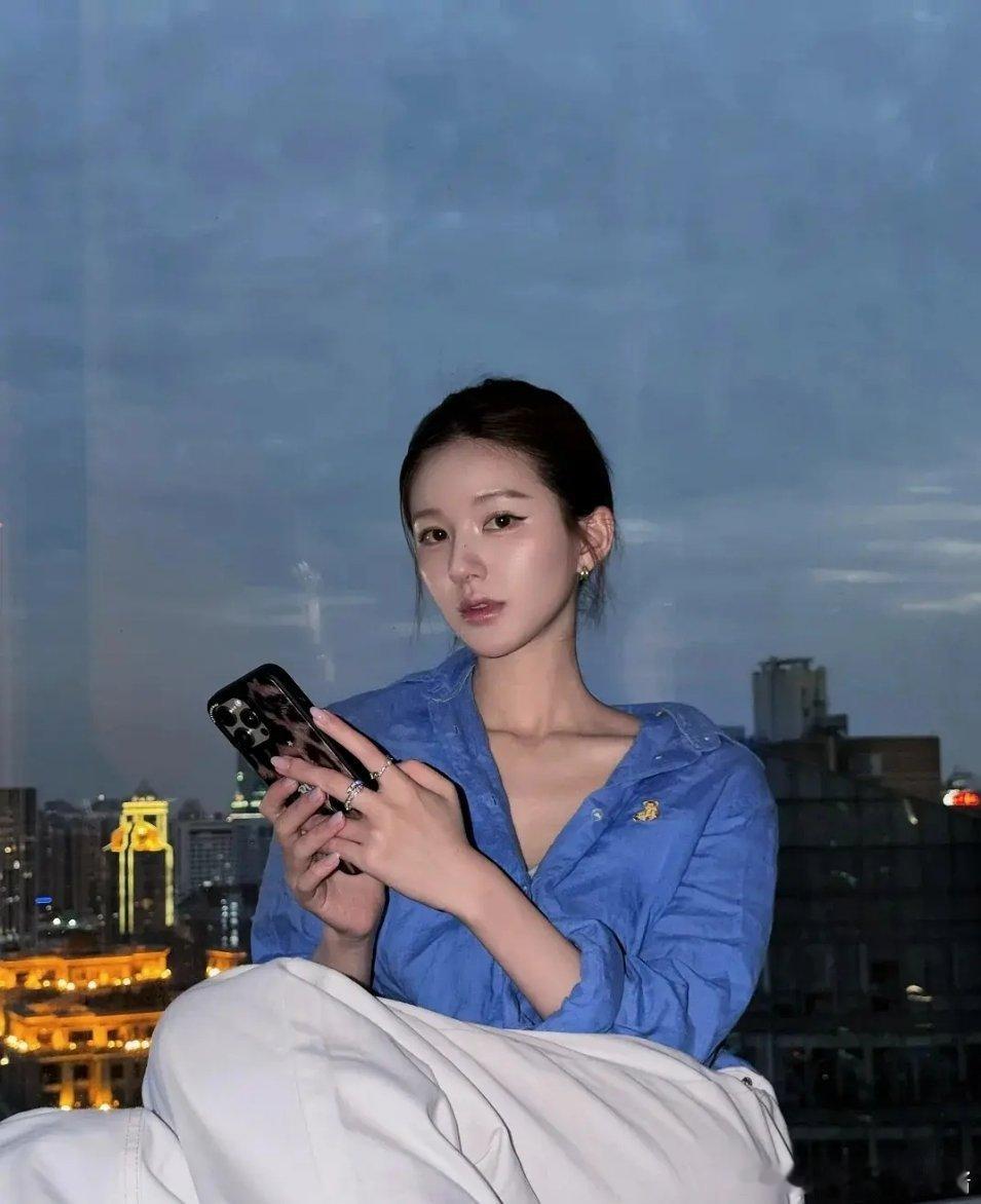 赵露思最新营业图，沉淀出高级感了吗？