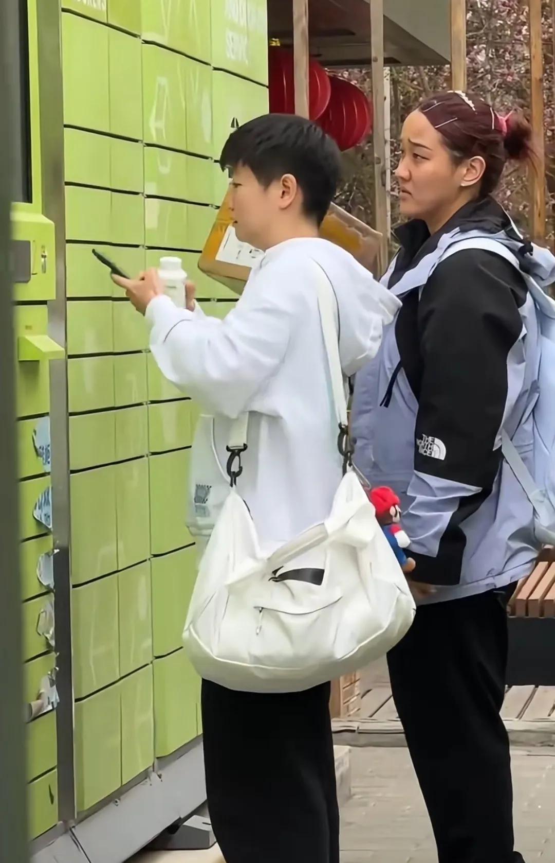 豆包跟孙铭阳在取快递。哈哈，两个小姑娘取个快递都被看半天，就是对她们很好奇啊。