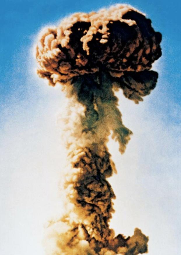 1969年。有人问毛泽东：“那我们的核弹投向哪里?”毛主席大手一挥说：“全部扔到