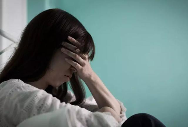 “脸都不要了！”陕西一女子在出租屋私会他人时，被丈夫带人当场撞破。冲突中，女子不