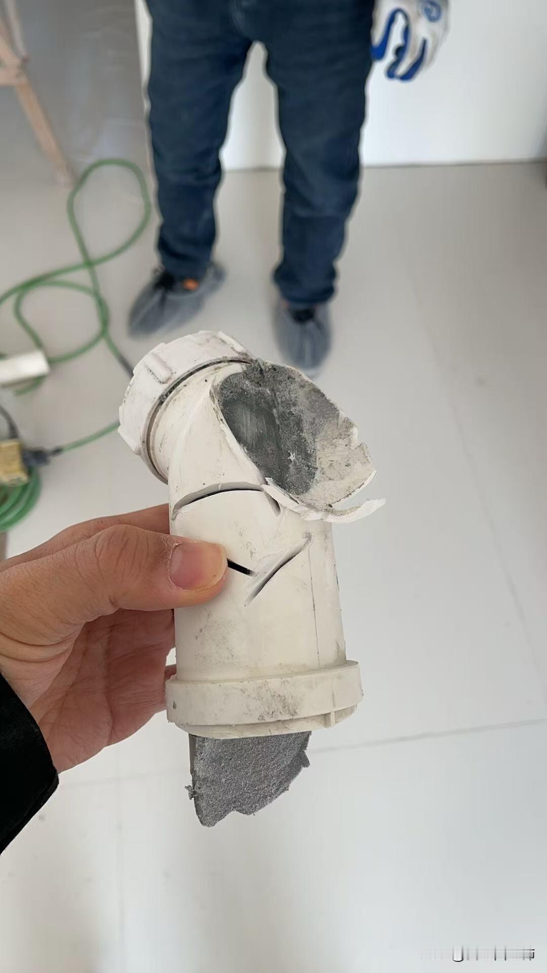 天塌了，地漏堵了从来没想到装修会如此离谱。进卫浴后试水发现主卫浴室柜下方的地漏