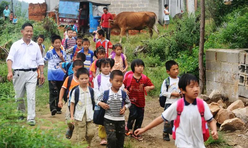 2025年退休的两位高级教师退休金都是民办教师入职相差一年、都是2020