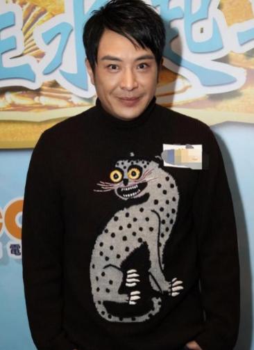 香港演员梁思浩11岁被母亲抛弃，三十年后晚宴上，她母亲从身边走过，身后跟着个年轻
