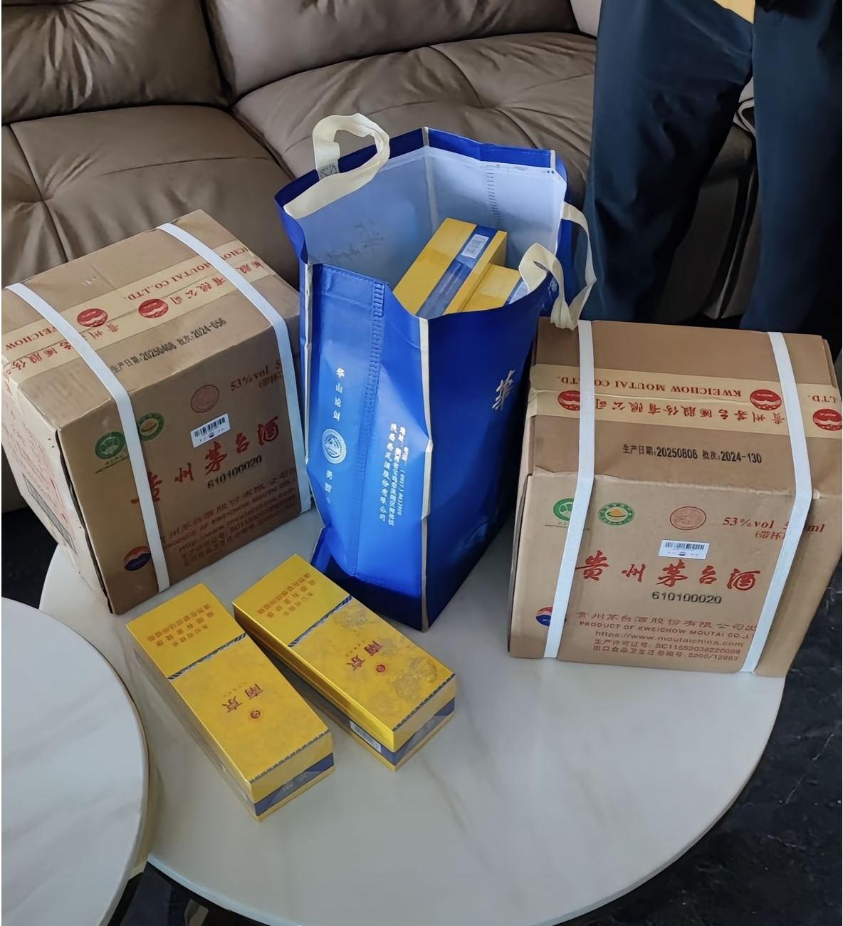 网友：大家觉得我能要吗？女儿男朋友中秋来我家吃顿便饭，拿了一些高档白酒和香烟，我