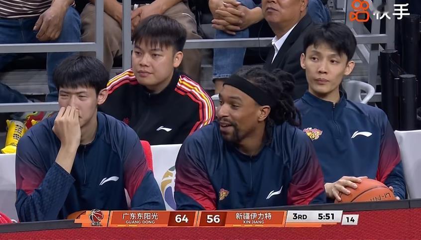 萨林杰被杜锋DNP，坐在场边看着球，孟铎在解说时献上神助攻，萨林杰这钱赚的容易啊