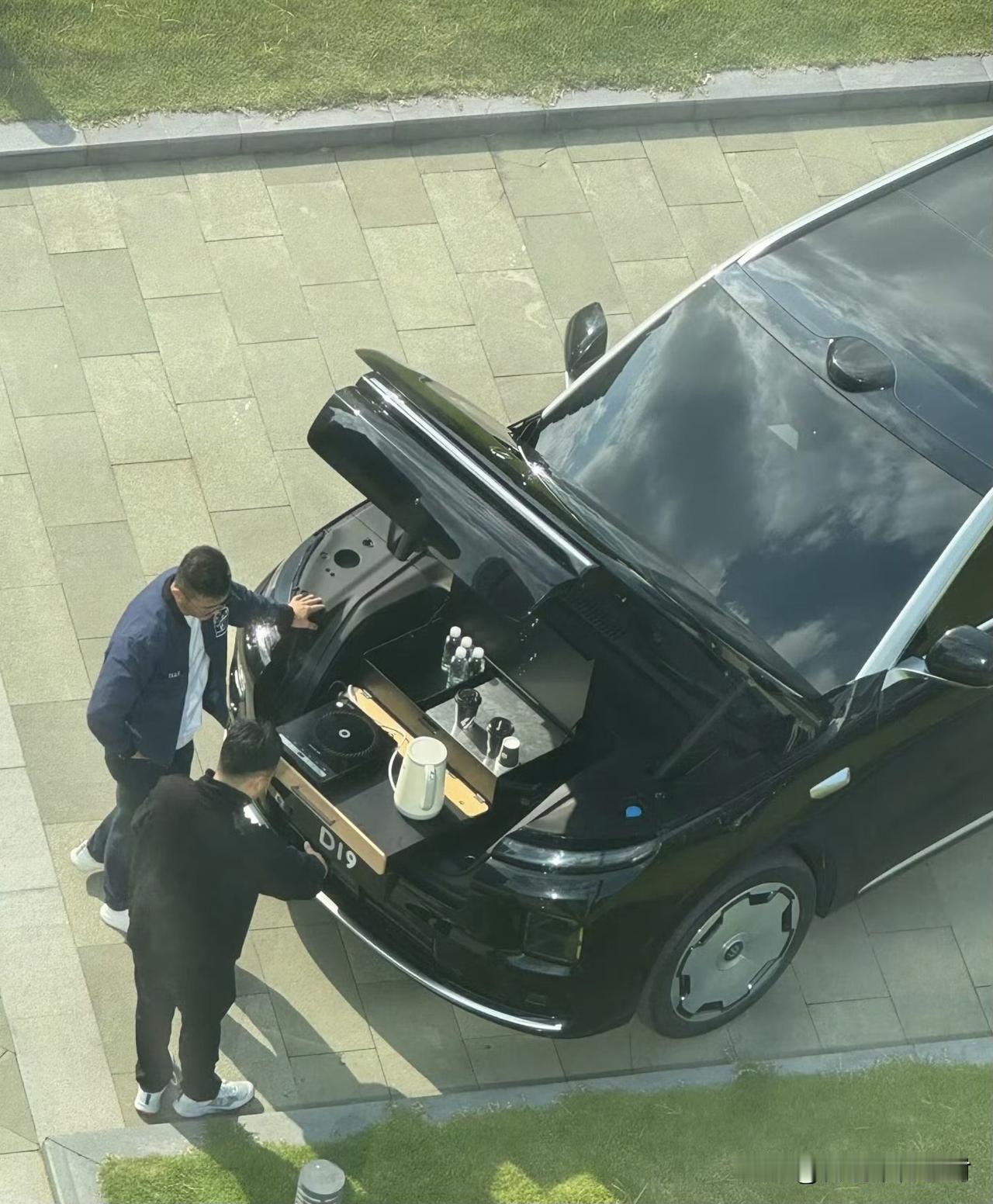 零跑D19前备箱曝光。没记错的话，这应该是继乐道L90之后，国内第二个做“钓鱼