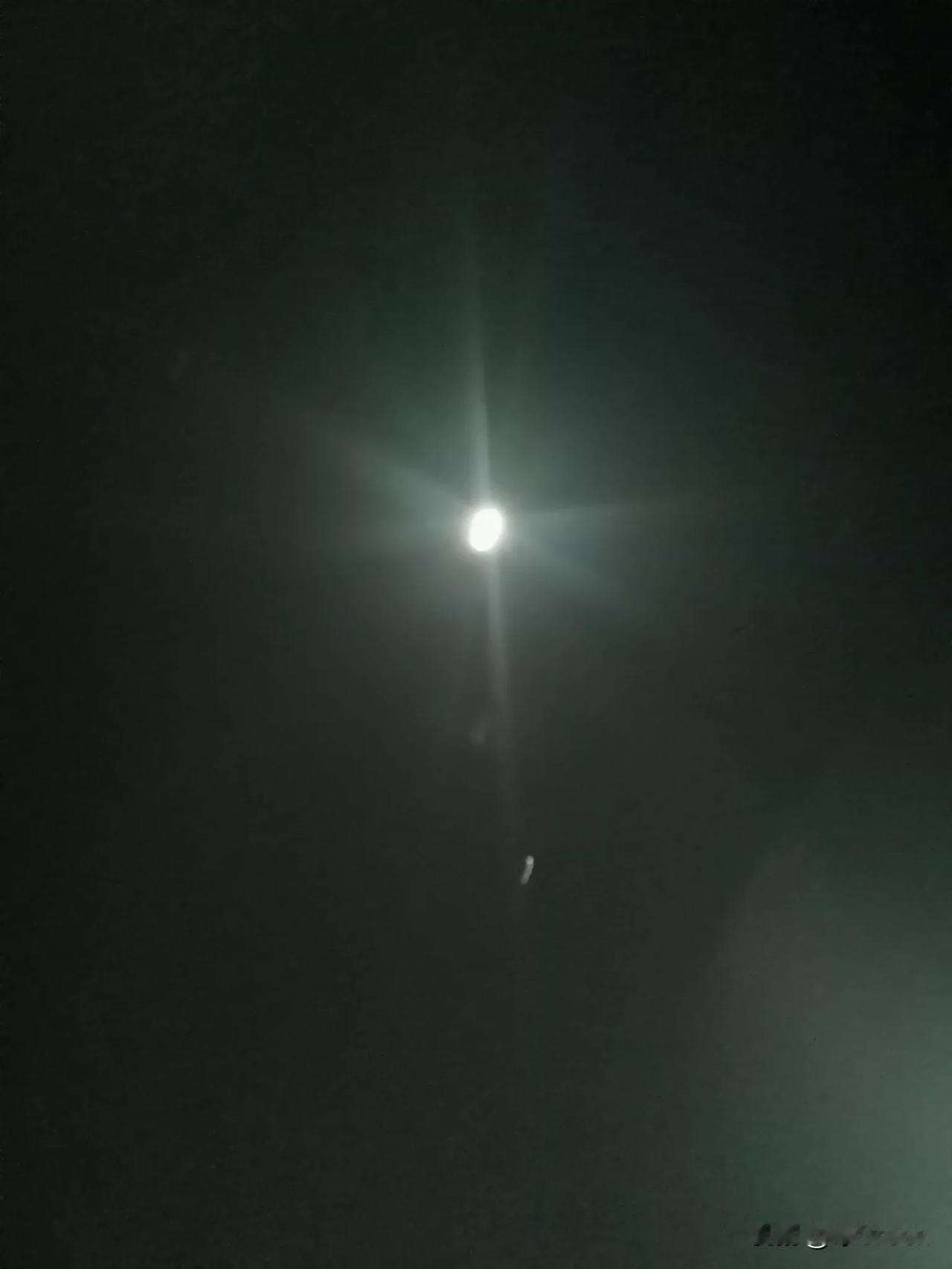 我抬头看了眼月亮，今天是个满月，旁边的星星非常亮。我再往旁边看，又看到几颗闪亮的