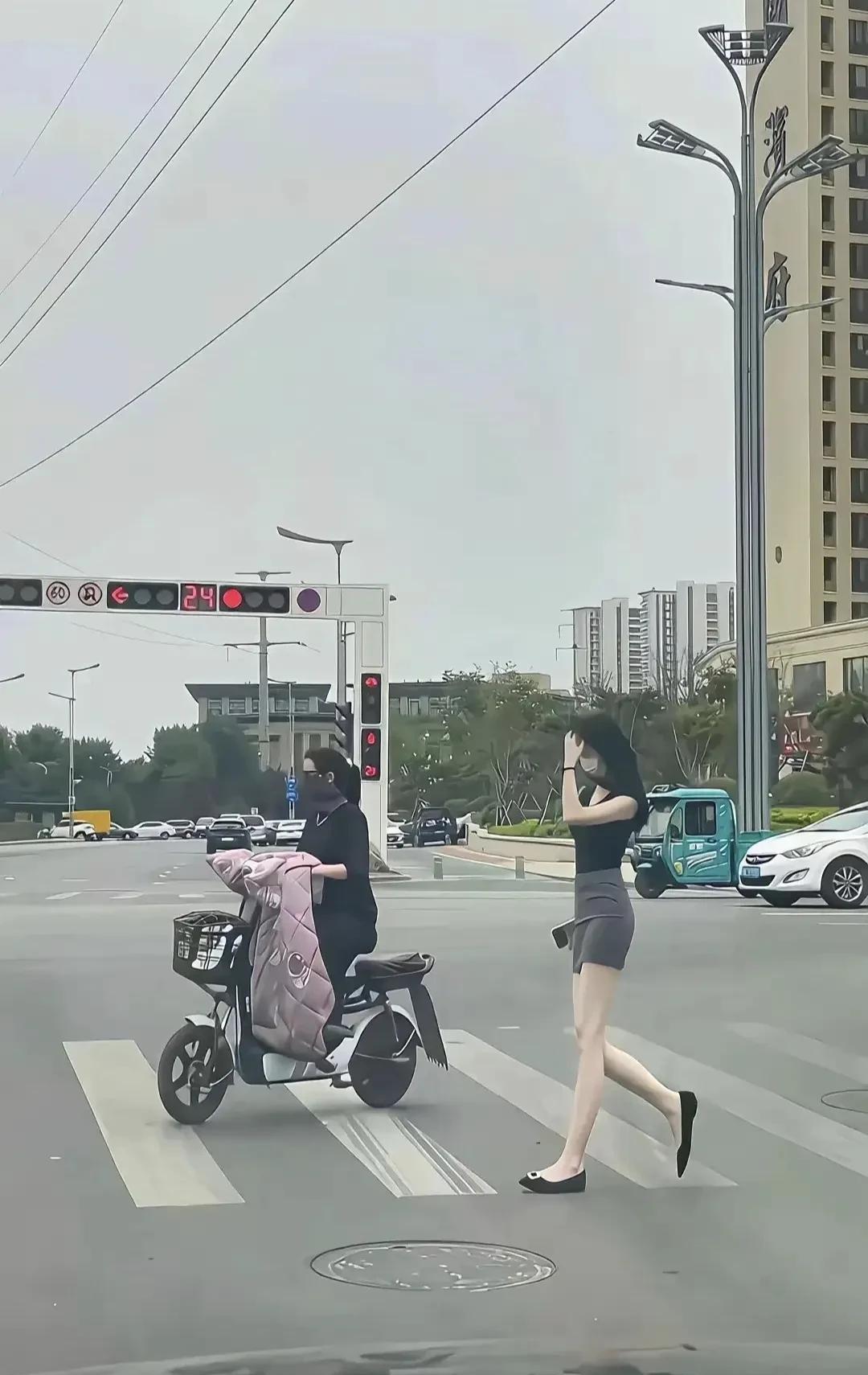 等红灯时可以看美女，真好！[doge]