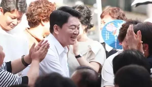 韩国政坛，国民力量党议员安泽秀曾经是尹锡悦时期的功臣，当时没有安哲秀的联手助力他