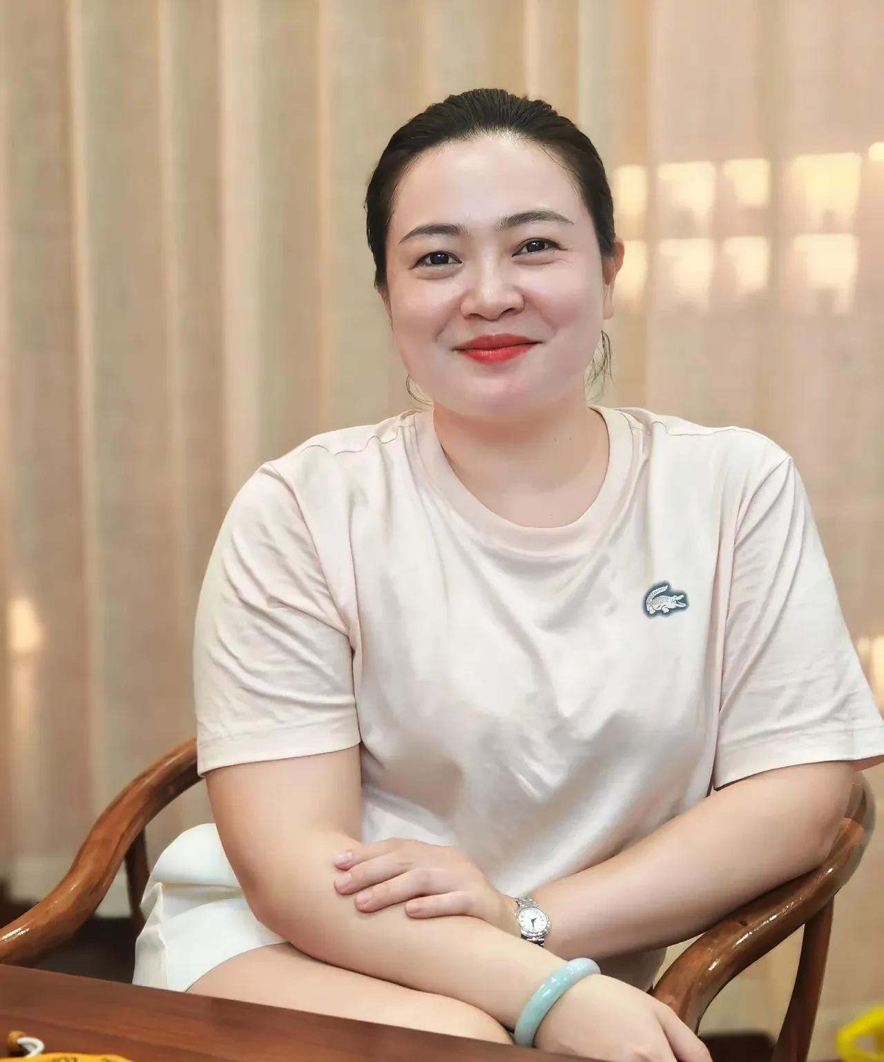 前一张是如来佛祖像，后一张就秒变成女汉子了[大笑][大笑][大笑]这女人旺夫并自