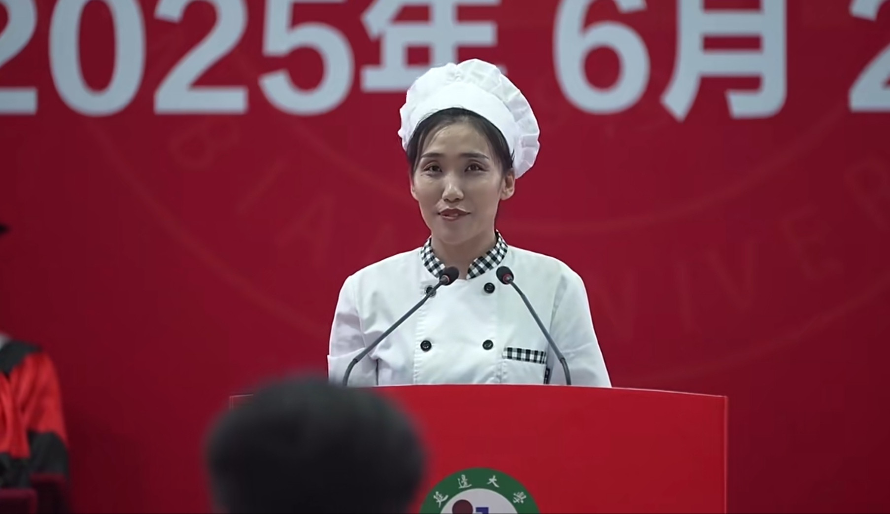 她的发言，你就说有没有让你刹那间有眼圈泛红的感觉吧！真不愧是在大学校园中工作的人啊，即使是食堂做饭的