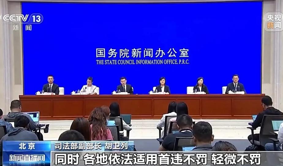 整整三十万人，说脱下制服就彻底脱下了！几十万顶曾在街头巷尾常见的大盖帽，就这
