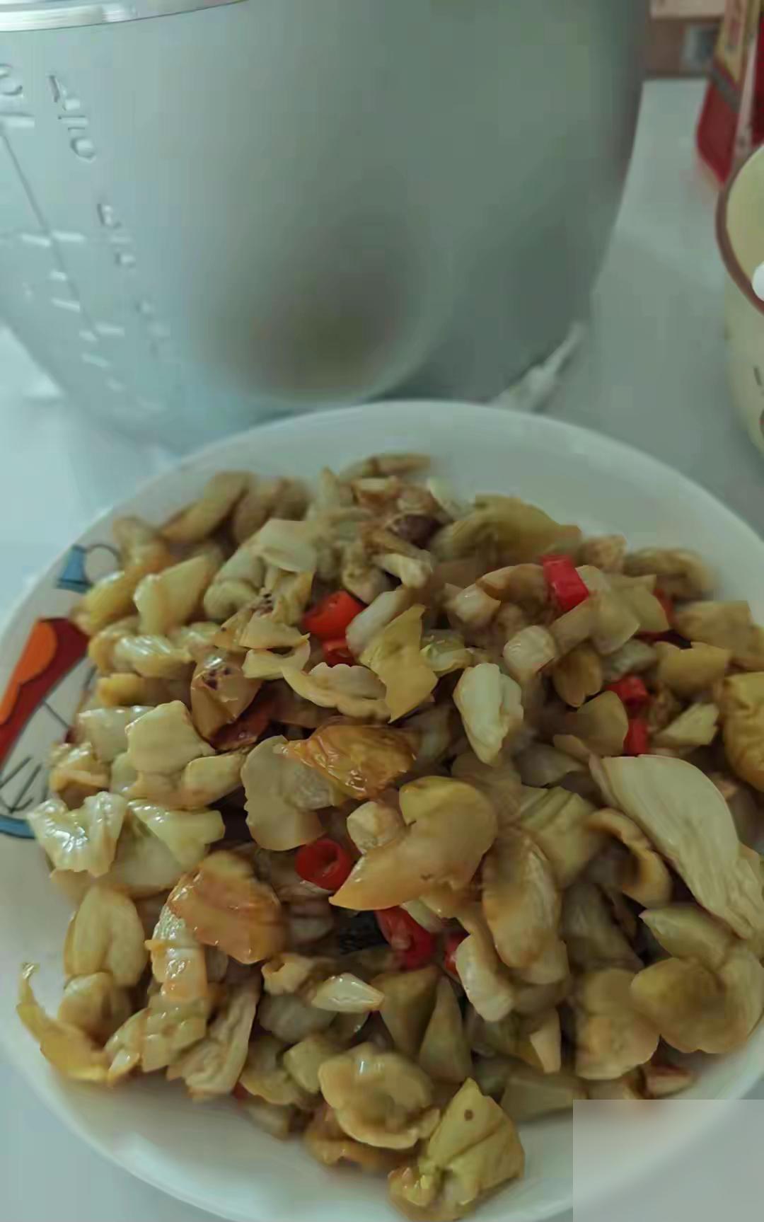 端午节我老公打视频回来，看我跟婆婆正吃饭问吃什么，我还没来得及开口，婆婆先把“