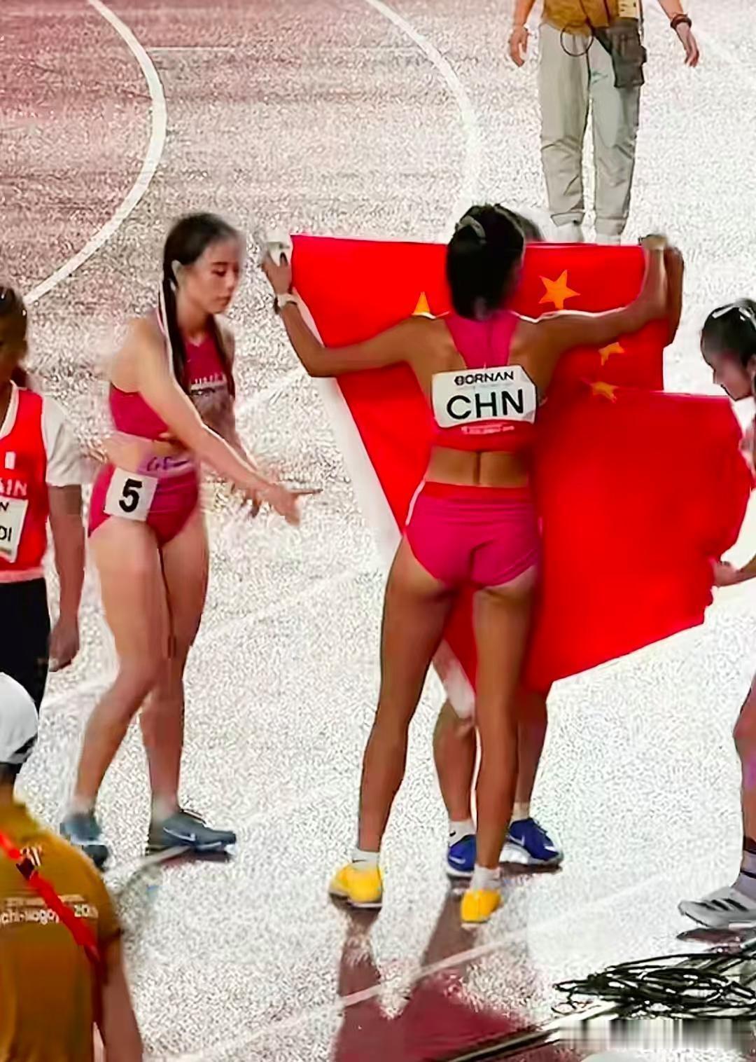 杭州亚运会上，中国女子接力队夺冠后，几位姑娘第一时间接过国旗，动作默契地合力将迎