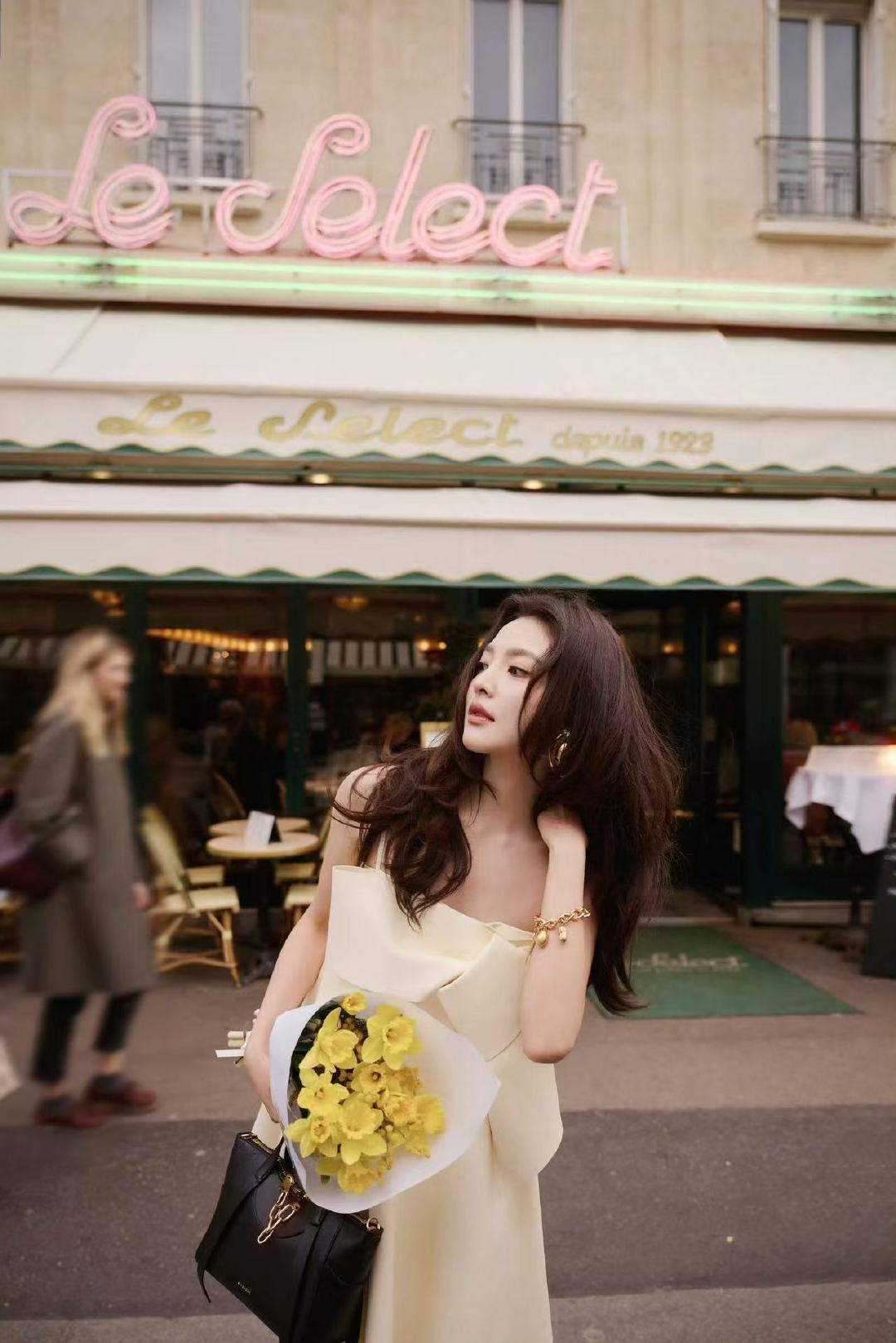 章若楠纪梵希看秀出图章若楠纪梵希看秀出图章若楠巴黎时装周大秀出图章若楠巴黎时装