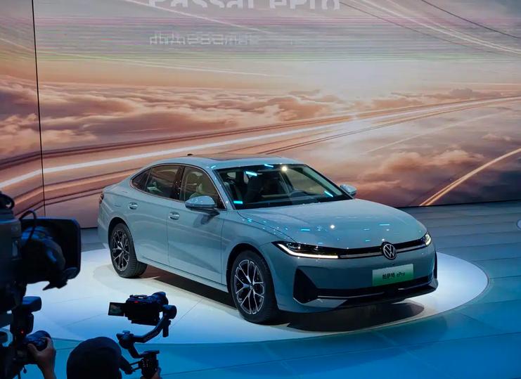 2025广州车展，上汽大众帕萨特ePro首发亮相，新车采用上汽大众全新一代PHE
