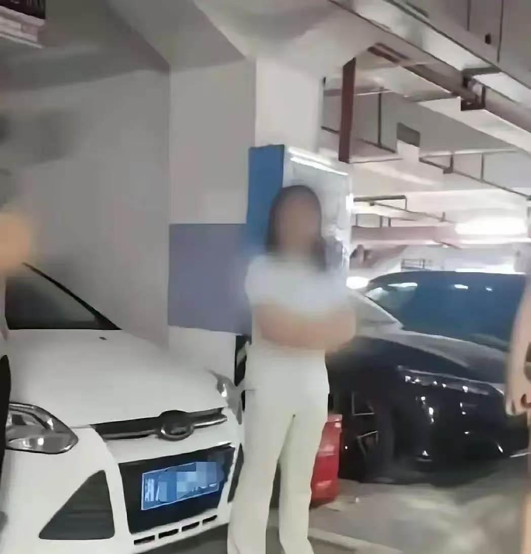 长沙霸姐后台很硬，是你想象不到的硬！长沙湘诚德峰占别人车位这事儿，给我看笑了，