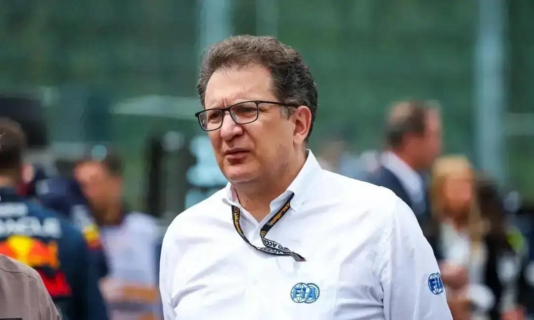 你肯定以为F1技术战是猫鼠游戏，车队拼命钻漏洞，FIA忙着堵。2024年，游戏规