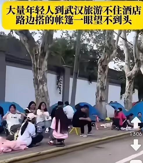 如今赚年青人的钱太难了，他们不是坐街头，就是猫厕所